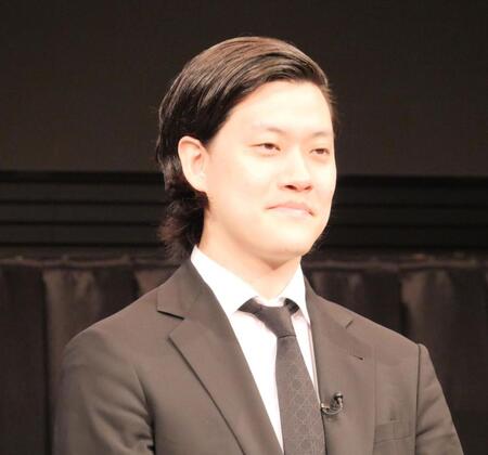 会見に出席した粗品