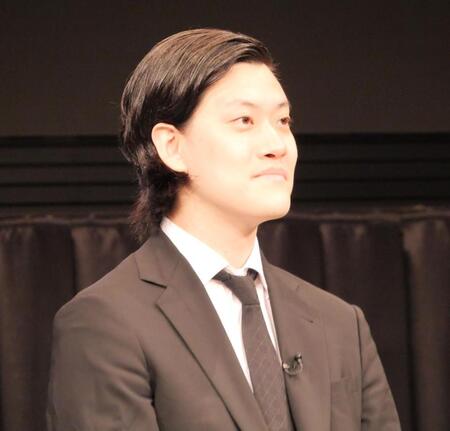 会見に出席した粗品