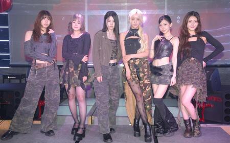 ポーズを決めるＢｅ　Ｇｉｒｌｓの（左から）ＡＯ、ＡＺ、ＮＡＮＡＫＡ、ＳＡＹＡＫＡ、ＨＡＲＵＫＡ、ＷＵＭＥ（撮影・吉澤敬太）