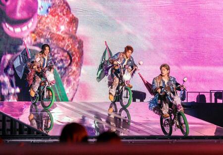 ステージ上で自転車に乗るＮｕｍｂｅｒ＿ｉ（左から）神宮寺勇太、岸優太、平野紫燿