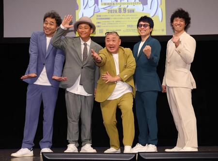 ポーズを決める（左から）ワッキー、遠藤章造、山本圭壱、田村淳、庄司智春（撮影・佐々木彰尚）