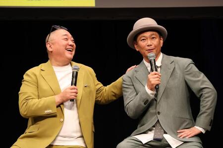盛り上がる山本圭壱（左）と遠藤章造（撮影・佐々木彰尚）