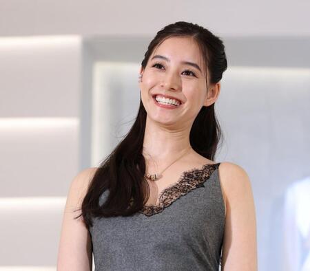 笑顔を見せる新木優子（撮影・中田匡峻）