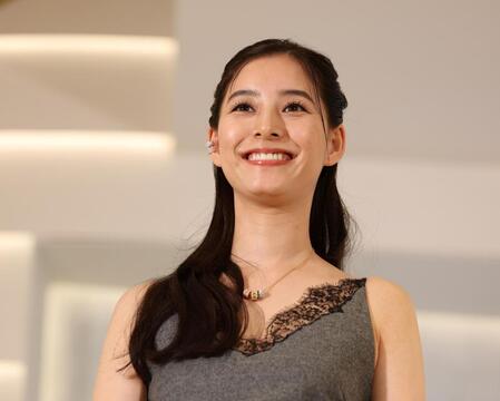 笑顔を見せる新木優子（撮影・中田匡峻）