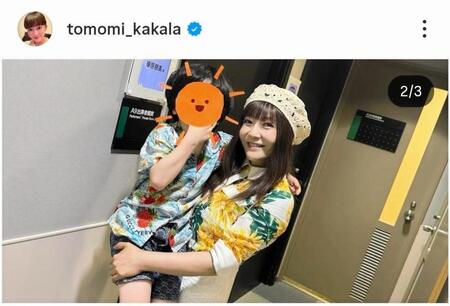 「ハマダ歌謡祭」楽屋前で。華原朋美のインスタグラム＠ｔｏｍｏｍｉ＿ｋａｋａｌａより