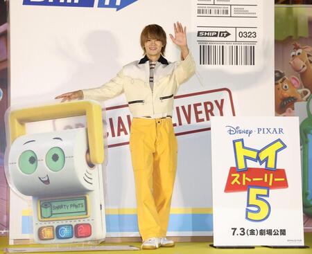 手を振る佐野勇斗＝東京・中池袋公園（撮影・佐々木彰尚）