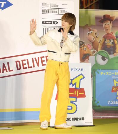 手を振る佐野勇斗（撮影・佐々木彰尚）