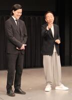 会見に出席した粗品（左）と中田カウス