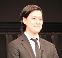 会見に出席した粗品