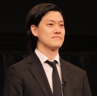 会見に出席した粗品