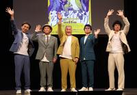 手を振る（左から）ワッキー、遠藤章造、山本圭壱、田村淳、庄司智春（撮影・佐々木彰尚）