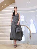 ポーズを決める新木優子（撮影・中田匡峻）