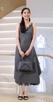 笑顔を見せる新木優子（撮影・中田匡峻）