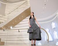 ポーズを決める新木優子（撮影・中田匡峻）