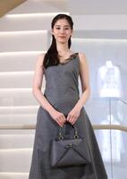 ポーズを決める新木優子（撮影・中田匡峻）