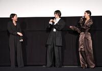 映画「祝山」完成披露舞台あいさつで久保田紗友（左）、石川恋（右）から裏側を暴露され照れる橋本愛（撮影・伊藤笙子）