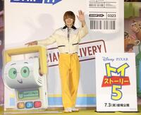 手を振る佐野勇斗＝東京・中池袋公園（撮影・佐々木彰尚）