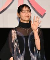 降壇する時に手を振る西野七瀬（撮影・堀内翔）