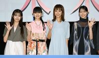 手を振る（左から）野澤しおり、山﨑七海、黒島結菜、西野七瀬（撮影・堀内翔）
