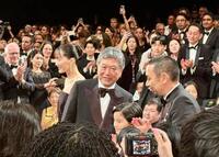 カンヌ国際映画祭で「箱の中の羊」の公式上映後、拍手を受ける（中央左から）綾瀬はるかさん、是枝裕和監督、桒木里夢さん、大悟さん＝16日、フランス・カンヌ（共同）