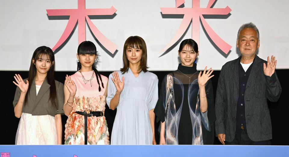 歓声に応える（左から）野澤しおり、山﨑七海、黒島結菜、西野七瀬、瀬々敬久監督（撮影・堀内翔）