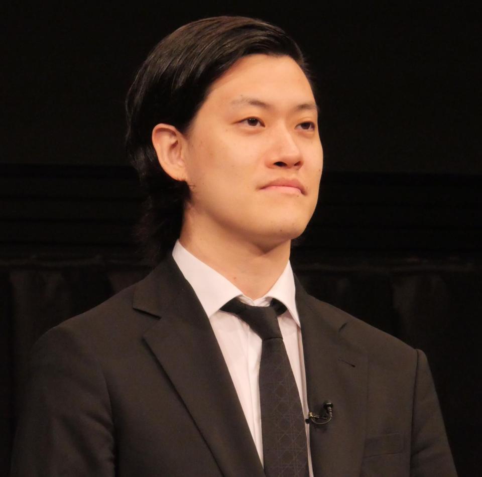 会見に出席した粗品
