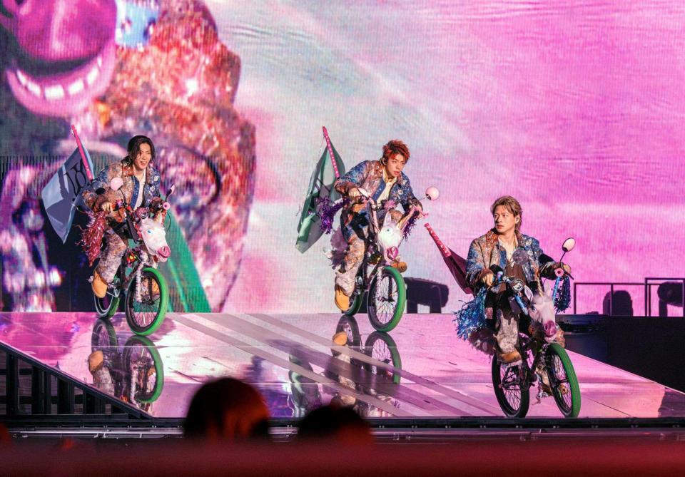 ステージ上で自転車に乗るＮｕｍｂｅｒ＿ｉ（左から）神宮寺勇太、岸優太、平野紫燿