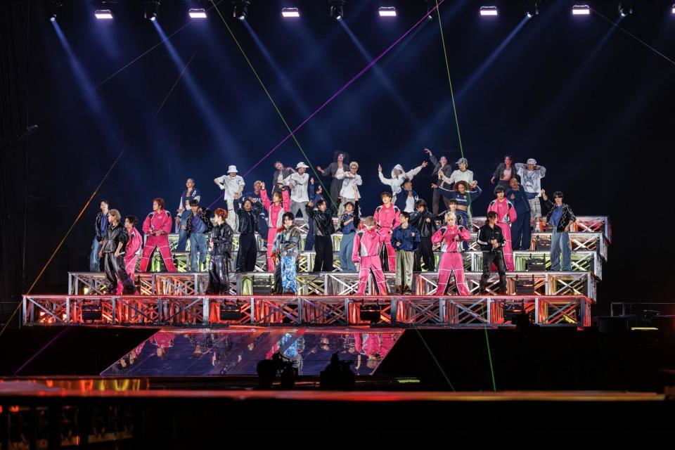 Ｎｕｍｂｅｒ＿ｉなどＴＯＢＥアーティストなどが乗った移動式の「大階段ステージ」＝北海道・大和ハウス　プレミストドーム（札幌ドーム）