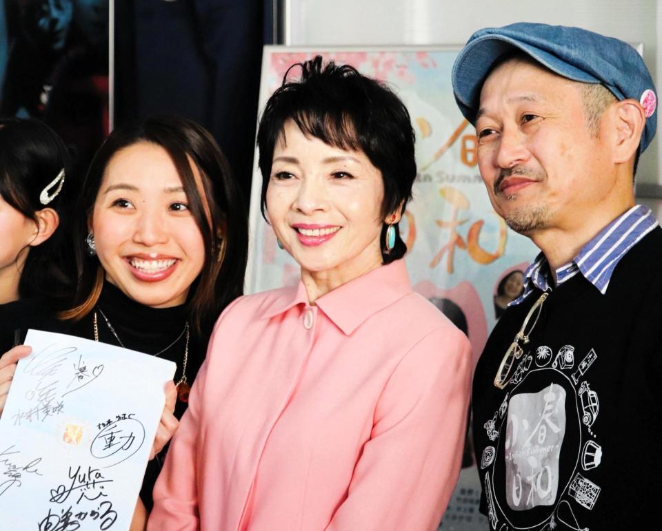 映画「小春日和～Ｉｎｄｉａｎ　Ｓｕｍｍｅｒ～」の舞台あいさつ後、サイン会を行った（左から）水村美咲、由美かおる、松本動監督