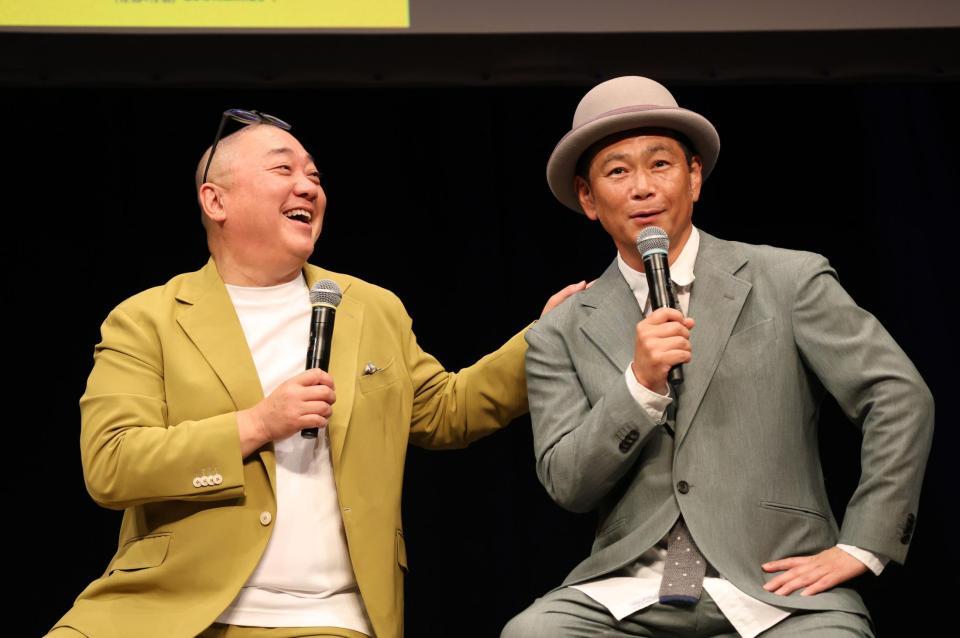 盛り上がる山本圭壱（左）と遠藤章造（撮影・佐々木彰尚）