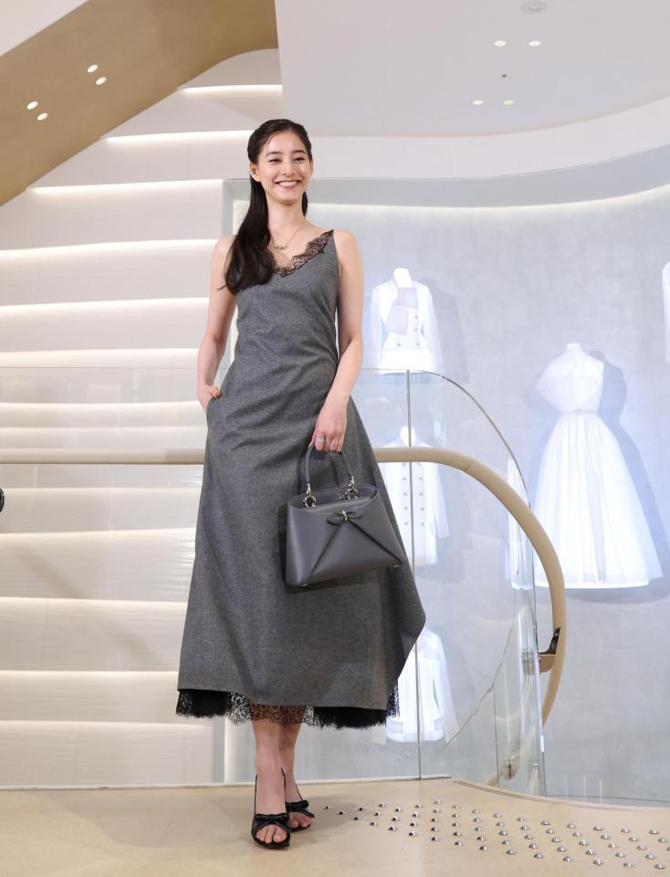 ポーズを決める新木優子（撮影・中田匡峻）