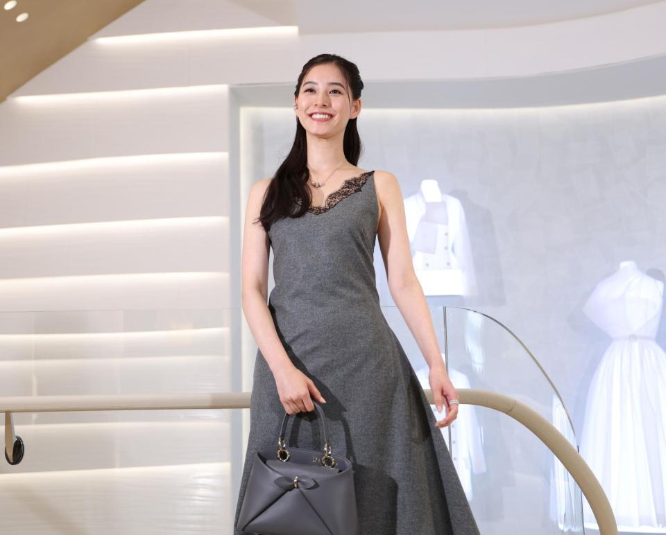 笑顔を見せる新木優子（撮影・中田匡峻）