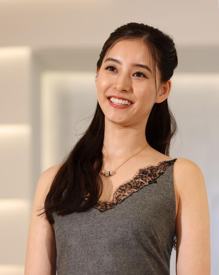 笑顔を見せる新木優子（撮影・中田匡峻）