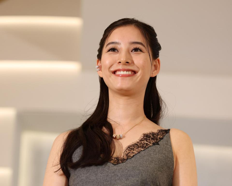 笑顔を見せる新木優子（撮影・中田匡峻）
