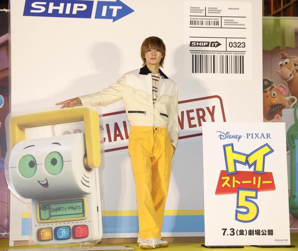 ポーズを決める佐野勇斗（撮影・佐々木彰尚）