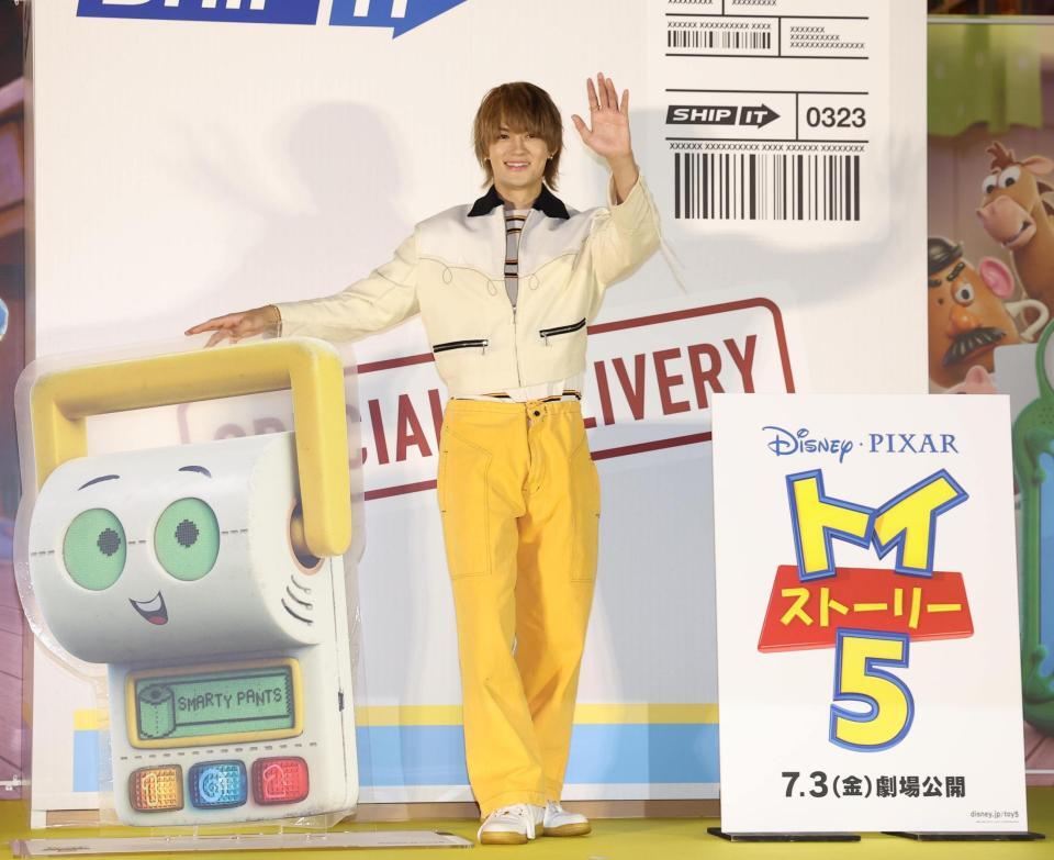 手を振る佐野勇斗＝東京・中池袋公園（撮影・佐々木彰尚）