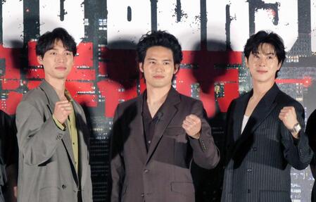 　共演する（左から）福士蒼汰、水上恒司、ユンホ