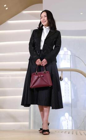 ポーズをとる中谷美紀