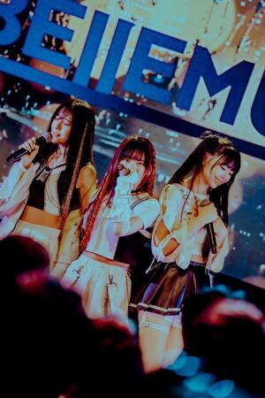 ライブを盛り上げるＢｅｌｌｅｍｕｌｅ©ＩＬＣＡ，Ｉｎｃ．