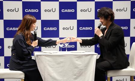 イベントに登場した庄司智春（右）と藤本美貴夫妻（撮影・佐々木彰尚）