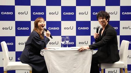 イベントに登場した庄司智春（右）と藤本美貴夫妻（撮影・佐々木彰尚）