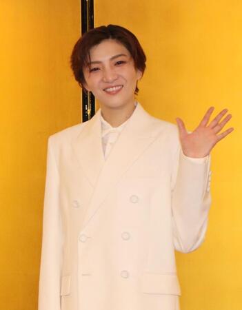 退団会見で思いを語った月組トップスター鳳月杏