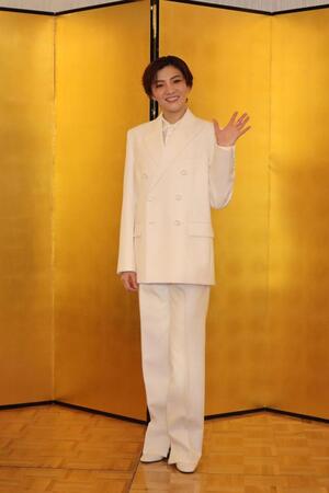 退団会見で思いを語った月組トップスター鳳月杏