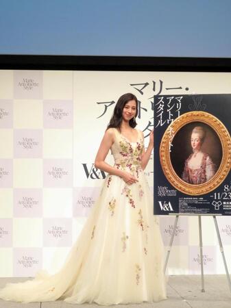 お姫様のようなドレス姿で登場した中条あやみ＝東京・有楽町