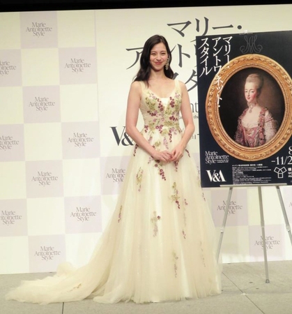 お姫様のようなドレス姿で登場した中条あやみ＝東京・有楽町