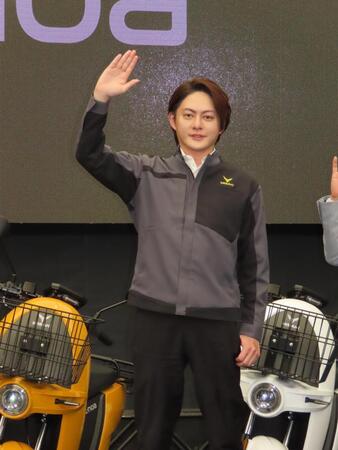発表会に出席した三崎優太氏＝東京・江東区
