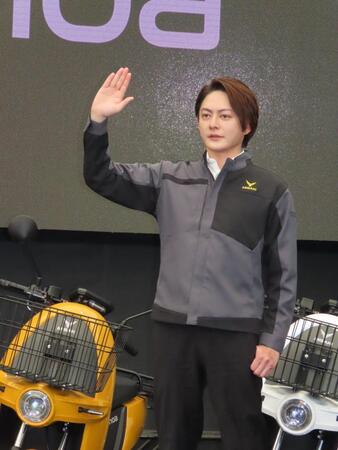 発表会に出席した三崎優太氏＝東京・江東区
