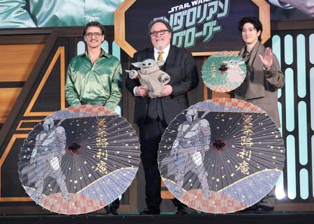 映画「スター・ウォーズ／マンダロリアン・アンド・グローグー」ジャパンプレミアで和傘を手に笑顔を見せる（左から）ペドロ・パスカル、ジョン・ファヴロー監督、中島裕翔（撮影・伊藤笙子）