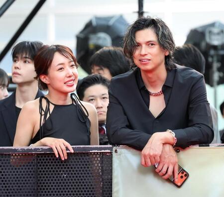 映画「スター・ウォーズ／マンダロリアン・アンド・グローグー」ジャパンプレミアに参加した川崎希（左）、アレクサンダー夫妻（撮影・伊藤笙子）