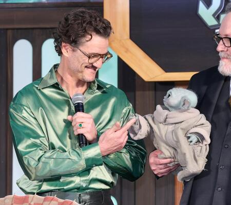 映画「スター・ウォーズ／マンダロリアン・アンド・グローグー」ジャパンプレミアでグローグー（右）と触れあうペドロ・パスカル（撮影・伊藤笙子）